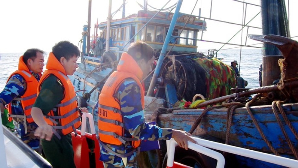 Phối hợp tuần tra bảo vệ an ninh an toàn đường ống dẫn khí dưới biển - 1 Tàu biên phòng thực hiện tuần tra dọc theo tuyến ống dẫn khí