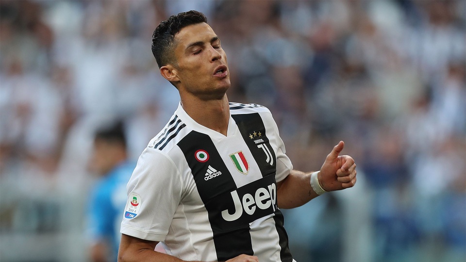 Dính nghi án hiếp dâm, C.Ronaldo xin rút khỏi tuyển Bồ Đào Nha - 1
C.Ronaldo không lên tập trung đội tuyển Bồ Đào Nha để giải quyết rắc rối liên quan tới cáo buộc hiếp dâm