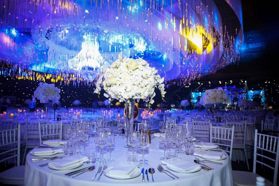 Không gian tiệc cưới lộng lẫy của cặp đôi được trang trí công phu, tỉ mỉ và vô cùng đẹp mắt.