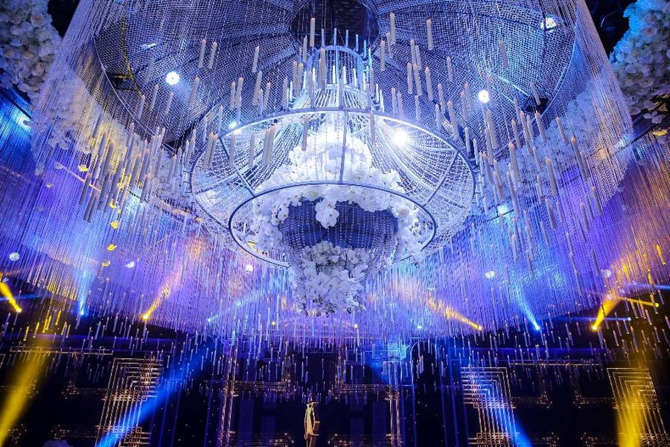 Không gian được trang trí lộng lẫy với hàng ngàn ánh nến lung linh