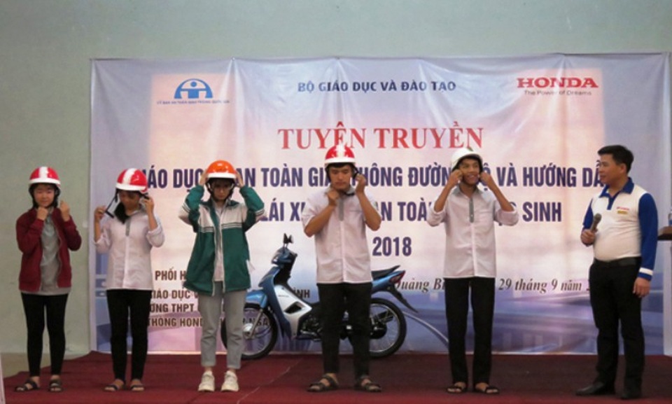 Quảng Bình: Tuyên truyền, giáo dục về an toàn giao thông cho học sinh THPT - 2 Hướng dẫn các em HS đội mũ bảo hiểm