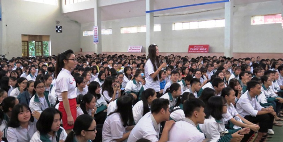 Quảng Bình: Tuyên truyền, giáo dục về an toàn giao thông cho học sinh THPT - 1 Buổi tuyên truyền thu hút hơn 1.000 HS Trường THPT chuyên Võ Nguyên Giáp tham dự