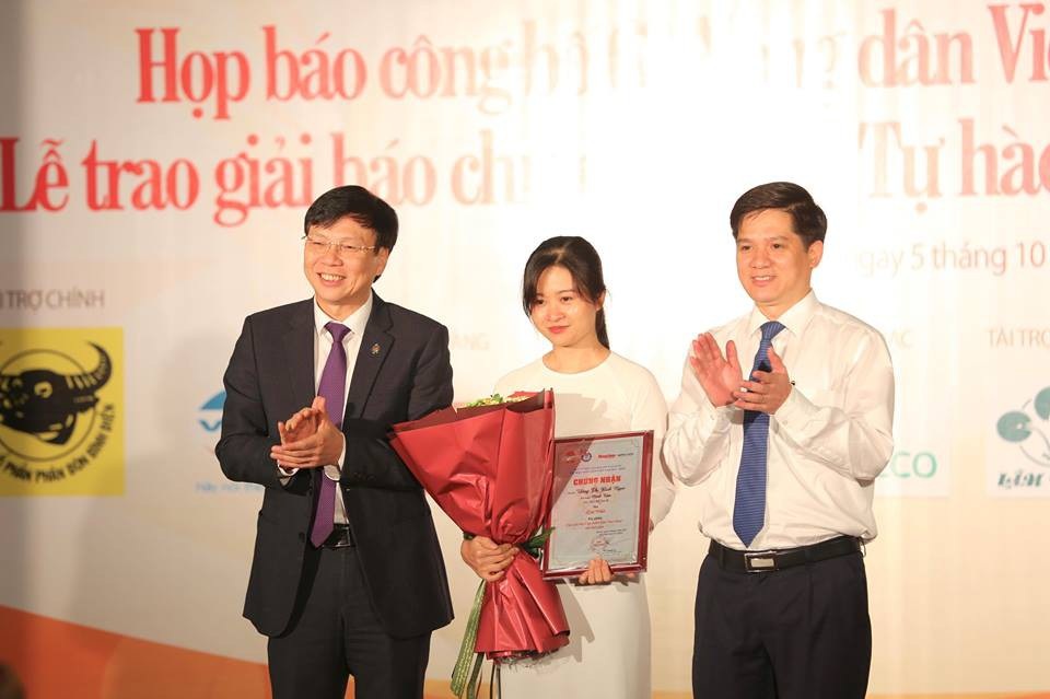 Trao thưởng 11 tác phẩm báo chí viết về chủ đề "Tự hào nông dân Việt Nam" - 1 Ông Phạm Tiến Nam (bìa phải) - Phó Chủ tịch Trung ương Hội Nông dân Việt Nam, Trưởng BTC chương trình và ông Hồ Quang Lợi – Phó Chủ tịch thường trực Hội nhà báo Việt Nam – Trưởng Ban giám kháo Giải báo chí toàn quốc trao hoa và giấy chứng nhận cho tác giả đạt giải nhất Giải báo chí Toàn quốc 2018. Giải Nhất của Giải báo chí Toàn quốc Tự hào Nông dân Việt Nam năm 2018 đã thuộc về tác phẩm: Chủ tịch Hội Cựu chiến binh “bao đồng” việc làm giàu - tác giả Minh Tâm – Báo Tuổi trẻ Thủ đô.