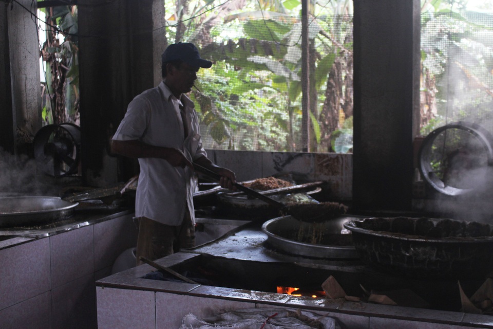 Phi hành, tỏi bằng dầu cặn... màu nâu - 1 Lực lượng chức năng thu giữ hàng ngàn kg hành, tỏi phi được phi từ dầu ăn bẩn.