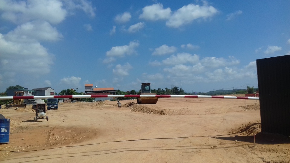 Dân bức xúc vì đơn vị thi công khu đô thị gây nứt nhà - 3 Chủ đầu tư cho rằng việc thi công mặt bằng dự án gặp vướng mắc nên chưa tổ chức bồi thường nhà ở bị hư hỏng cho người dân.