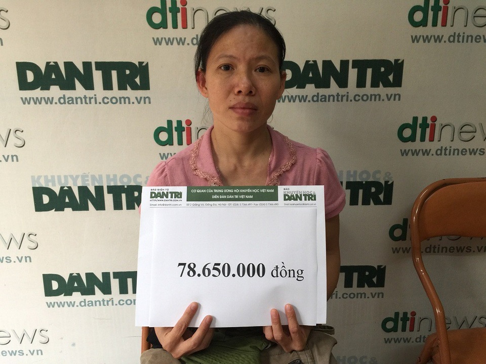 Hơn 78 triệu đồng đến với chị Lan có 2 con bại não - 4 Chị Lan nhận quà của bạn đọc báo điện tử Dân trí tại tòa soạn báo.