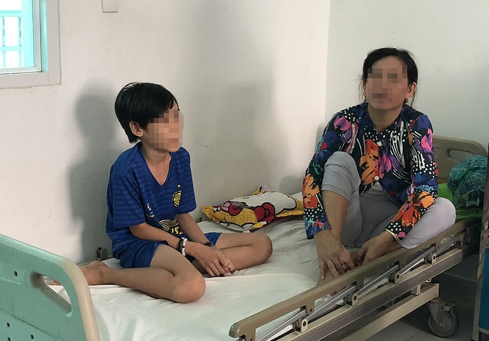 Bé 12 tuổi bị rắn lục cắn khi đang nằm trên giường xem tivi - 1 Bé T. đang được điều trị tại Bệnh viện Nhi đồng Cần Thơ
