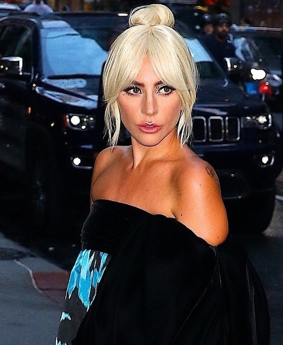 Lady Gaga thay đổi phong cách dịu dàng, nữ tính - 5