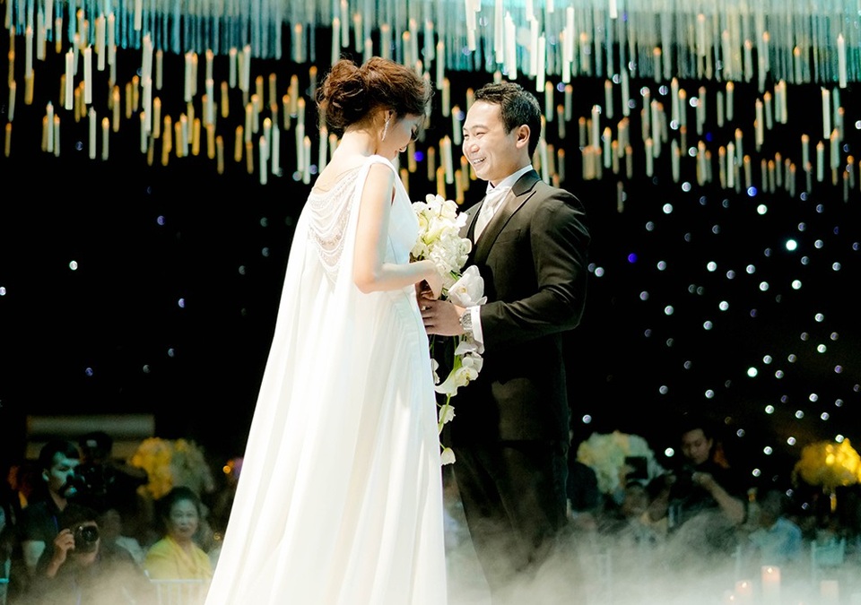 Khoảnh khắc ngượng ngùng nhưng tràn ngập hạnh phúc khi được nắm tay người đàn ông của mình, chính thức diễn ra lễ cưới trong sự chúc phúc của gia đình và bạn bè.