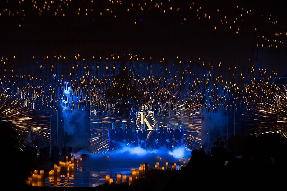 Không gian tiệc cưới được trang trí lộng lẫy, đẹp như mơ với hàng ngàn ánh nến trên cao cùng với pha lê lấp lánh tạo nên không gian huyền ảo, gây choáng ngợp cho khách mời có mặt trong lễ cưới.