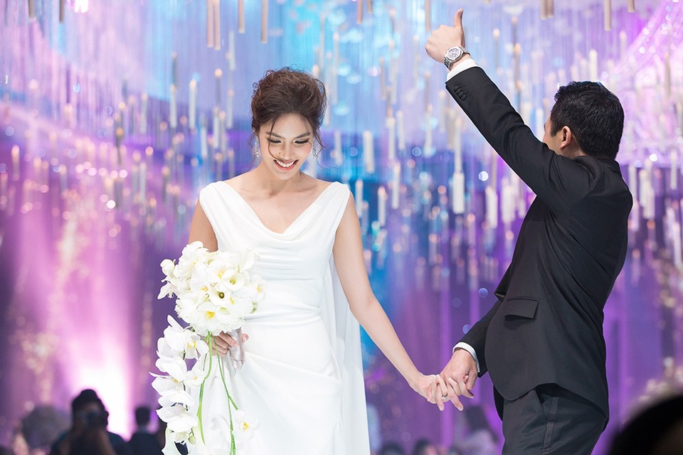 Hai vợ chồng cảm ơn gia đình, khách mời đã đến chúc mừng và chia vui trong ngày vui của mình.