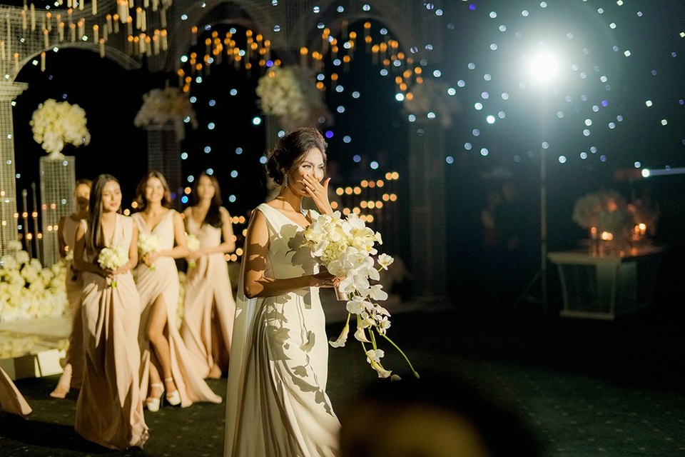 Thế nhưng đến giờ diễn ra hôn lễ, từ ngoài đi lên sân khấu tiệc cưới Lan Khuê vô cùng xúc động.