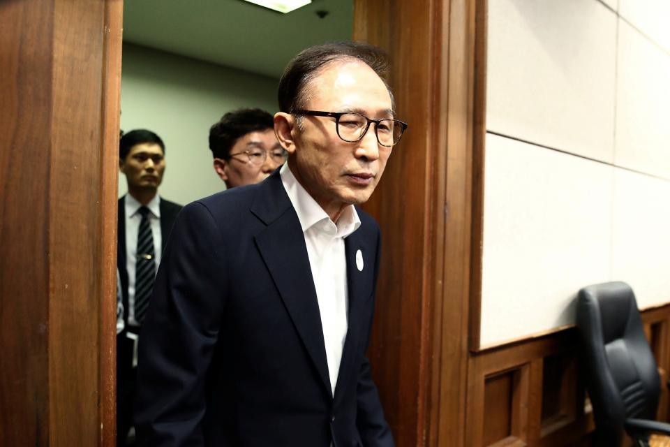 Cựu Tổng thống Hàn Quốc Lee Myung-bak lĩnh án 15 năm tù vì tham nhũng - 1 Cựu Tổng thống Hàn Quốc trong phiên xét xử hồi tháng 5/2018 (Ảnh: Reuters)