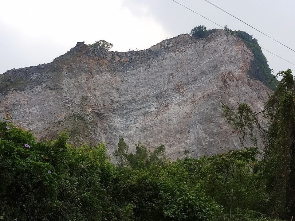 Quảng Bình: Báo động tình trạng tai nạn lao động gia tăng tại các mỏ đá - 4 Một trong những nguyên nhân dẫn đến nguy cơ mất an toàn lao động là do kỹ thuật và phương pháp khai thác tại mỏ đá.