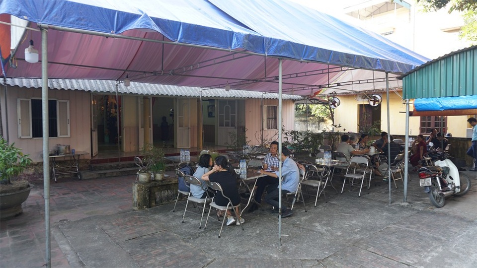 Quê nhà sẵn sàng đón nguyên Tổng Bí thư Đỗ Mười về yên nghỉ - 3
Tại ngôi nhà cấp 4 của nguyên Tổng Bí thư Đỗ Mười ở thôn 3, xã Đông Mỹ, người nhà đã dựng rạp để tiếp khách gần xa đến chia buồn.