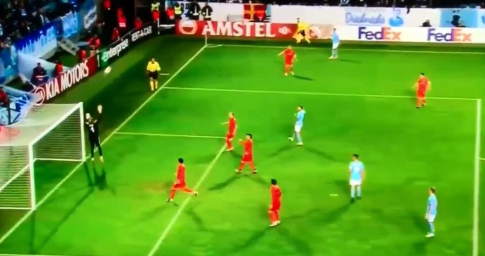 Sang CLB mới, thảm họa Karius lại mắc sai lầm khó đỡ ở cúp châu Âu - 2
Karius đã để bóng vượt khỏi tầm tay và bay vào lưới
