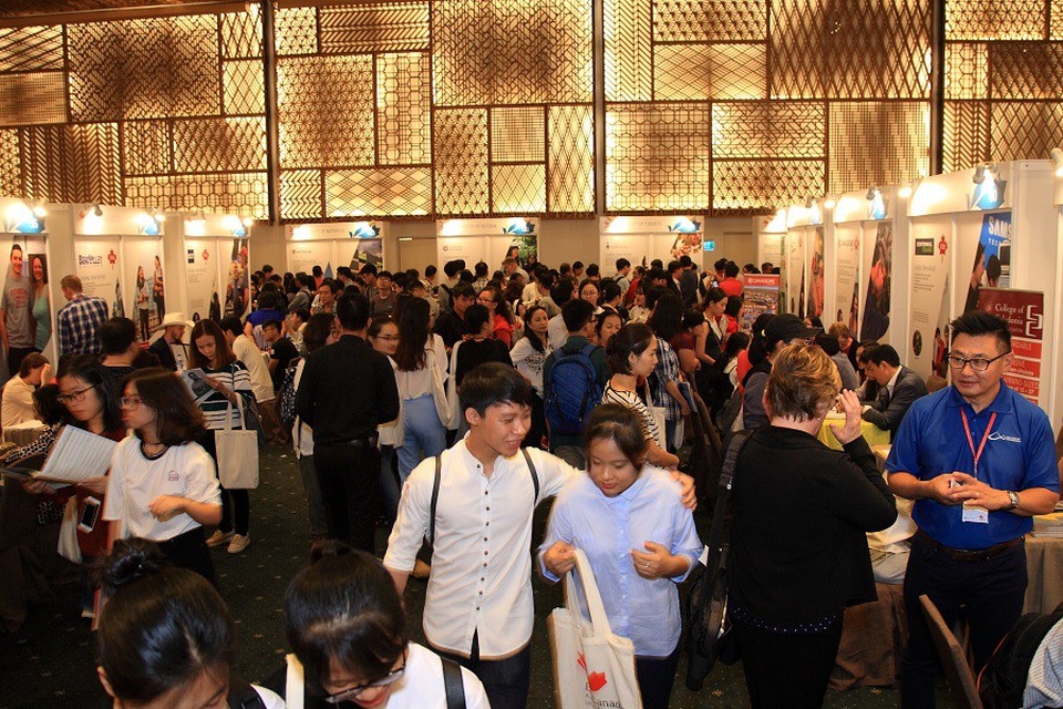 
Đông đảo phụ huynh học sinh đến tham dự Ngày Hội Giáo Dục Canada 2017
