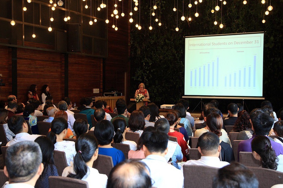 
Viên chức Lãnh Sự Quán Canada trình bày tại Ngày hội giáo dục Canada 2017
