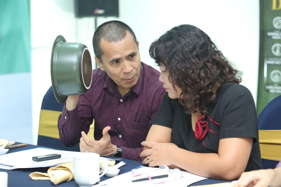 Màu xanh rêu sậm sang trọng là một trong những yếu tố thu hút của bộ nồi sứ dưỡng sinh