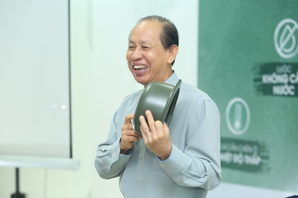 Ông Lý Ngọc Minh - Tổng Giám đốc Công ty Minh Long I hào hứng chia sẻ câu chuyện tạo nên chiếc nồi sứ Dưỡng Sinh Minh Long