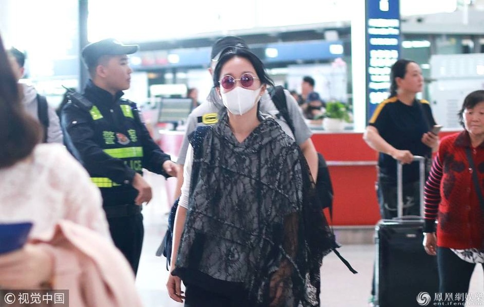 
Ngôi sao nổi tiến hòa vào dòng người tại sân bay.
