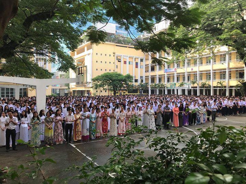 Thầy trò trường chuyên Trần Đại Nghĩa khóc như mưa chia tay thầy hiệu trưởng - 1 Thầy trò trường chuyên Trần Đại Nghĩa khóc như mưa chia tay thầy hiệu trưởng - 1