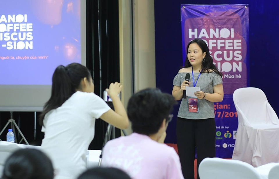 Thủ khoa kép Sân khấu điện ảnh: “Xã hội ngày nay phải học giỏi và năng động” - 2 Mỹ Linh tham gia một chương trình. Mới ra trường nhưng Linh đã có kinh nghiệm làm việc và hiện đang là Cán bộ truyền thông tại Quỹ Nhi đồng Liên Hợp Quốc UNICEF.