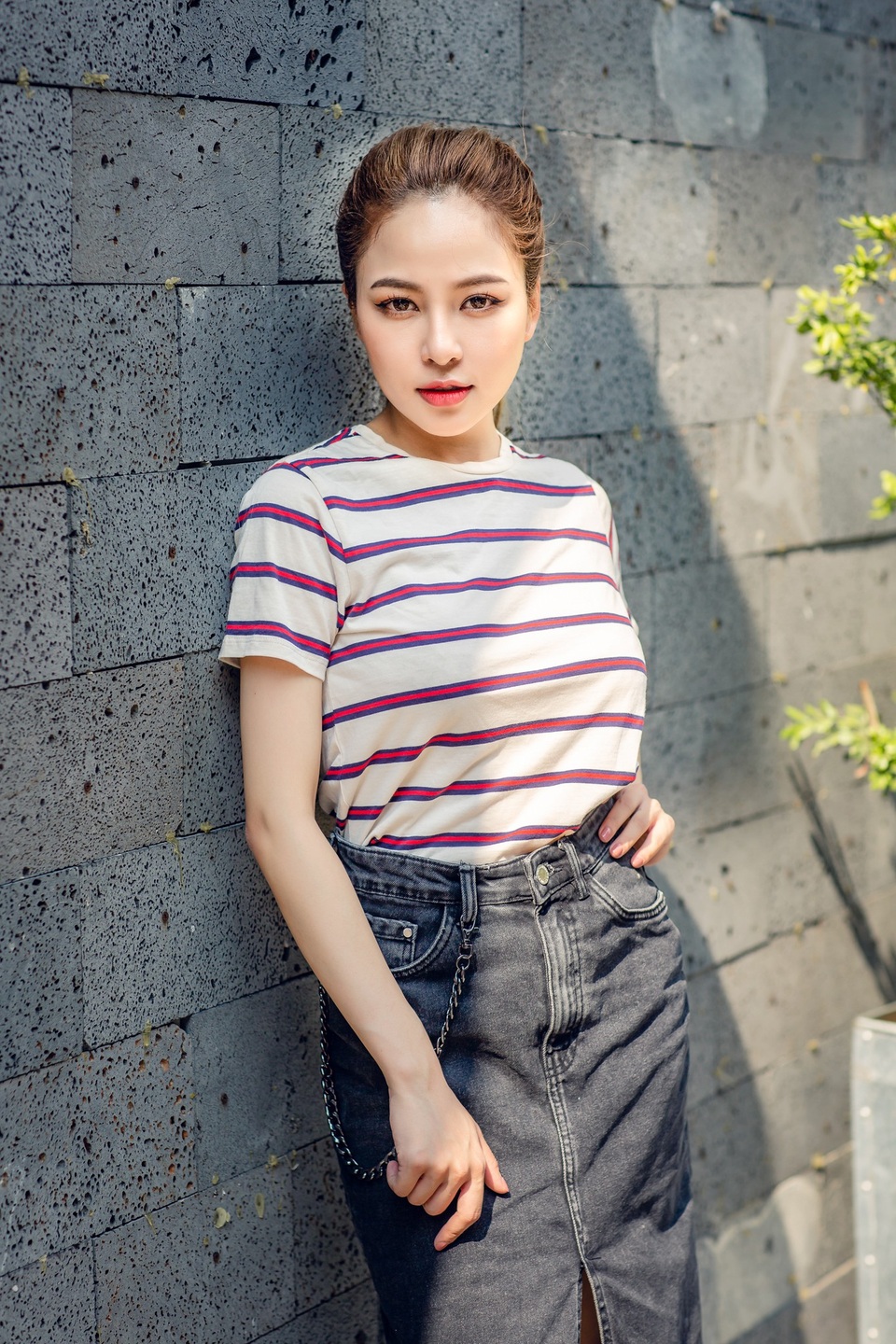 Trâm Anh sinh năm 1996, là một người mẫu ảnh kiêm dược sĩ. Cô gây ấn tượng trong chương trình Nóng cùng World Cup hồi tháng 7 nhờ vẻ ngoài xinh đẹp.