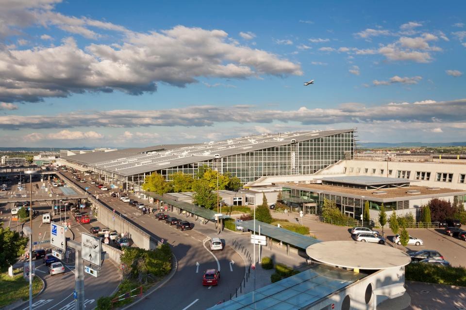 Sau kỳ nghỉ du lịch, bé gái 5 tuổi bị bố mẹ bỏ quên... ở sân bay - 1 Bên ngoài sân bay Stuttgart, nơi cô bé 5 tuổi bị bố mẹ vô tình bỏ quên