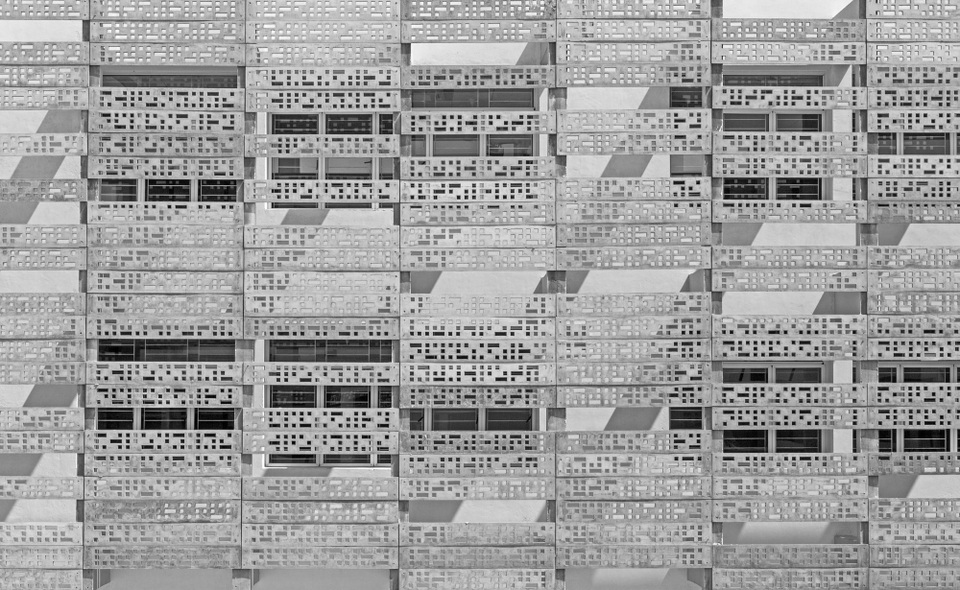 Những mảng bê tông khoan cắt tạo thành một mặt tiền chống nắng nóng cho công trình trường học ở miền nam Ấn Độ. Ảnh: BRS Sreenag