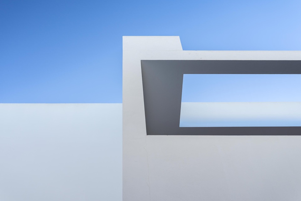 Tầng mái của một tòa nhà chung cư ở đảo Lanzarote, Tây Ban Nha. Ảnh: Marius Liutkevicius