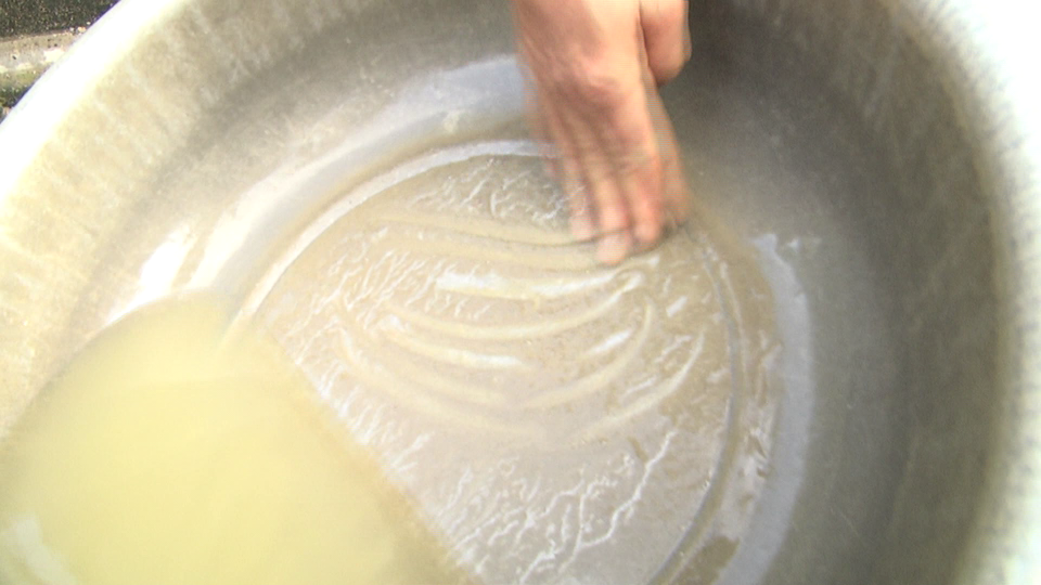 Dân khiếp hãi vì nước giếng bỗng chuyển màu vàng, bốc mùi hôi thối - 2 Cặn đóng thành lớp từ nguồn nước được bơm lên từ giếng.