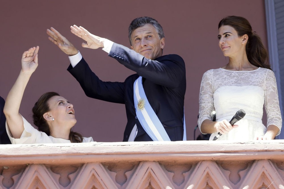 Khoảnh khắc hòa mình vào âm nhạc của các nhà lãnh đạo thế giới - 2 Tổng thống Argentina Mauricio Macri nhảy trước những người ủng hộ tại tòa nhà chính phủ ở Buenos Aires, Argentina trong lễ nhậm chức của ông hồi tháng 12/2015. Đứng cạnh ông Macri là Phó Tổng thống Gabriela Michetti (trái) và phu nhân Juliana Awada. (Ảnh: AP)