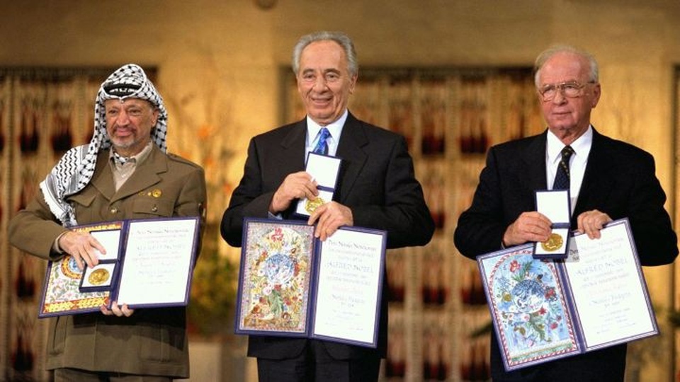 Nhà lãnh đạo Arafat (bên trái) nhận giải Nobel Hòa bình cùng Thủ tướng và Ngoại trưởng Israel năm 1994. (Ảnh: AFP)