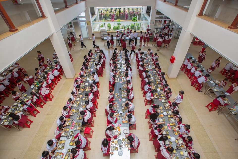 Đắk Lắk: Chú trọng đảm bảo an toàn vệ sinh thực phẩm trong trường học - 2 Một bữa ăn tập thể tại trường Tiểu học, THCS&THPT Hoàng Viêt