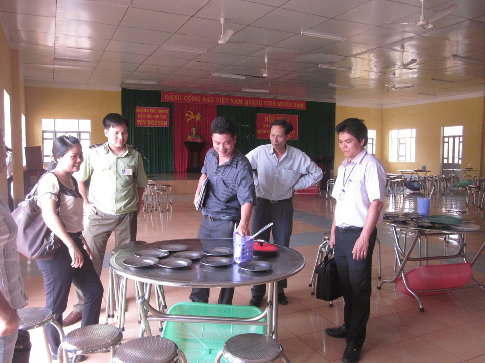 Đắk Lắk: Chú trọng đảm bảo an toàn vệ sinh thực phẩm trong trường học - 1 Cơ quan chức năng tiến hành kiểm tra bếp ăn tập thể tại trường Phổ thông Dân tộc nội trú Tây Nguyên (ảnh báo Đắk Lắk)