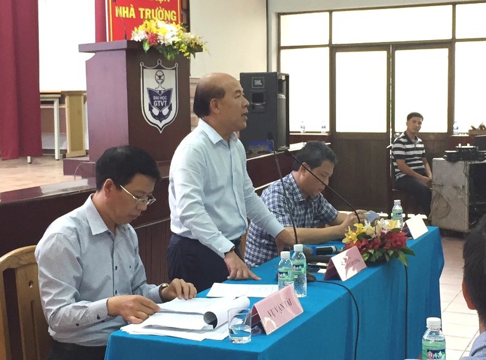 Nhất trí tăng giá dịch vụ tại các cảng biển để tái đầu tư, nâng cao chất lượng - 2 Thứ trưởng Bộ Giao thông Vận tải Nguyễn Văn Công lấy ý kiến các doanh nghiệp về các phương án thay đổi giá dịch vụ tại các cảng biển.