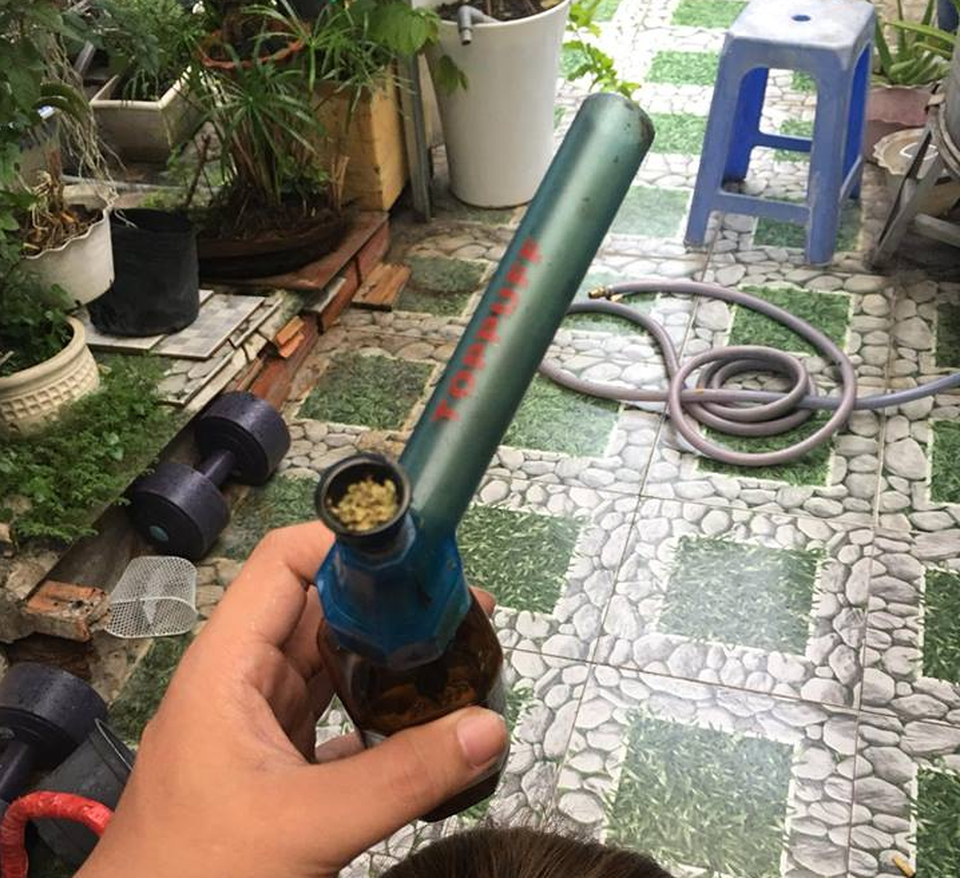 2 triệu đồng/lạng, hàng cấm cần sa rao bán ngang nhiên trên mạng xã hội - 5 Hút cần sa bằng boong