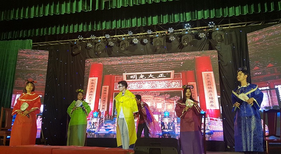 Sinh viên Luật “cosplay Diên hi công lược” đón khóa mới - 1
Các sinh viên ĐH Luật đầu tư rất công phu, kĩ lưỡng về trang phục, đạo cụ và kịch bản để đem lại những giây phút hài hước nhất cho khán giả