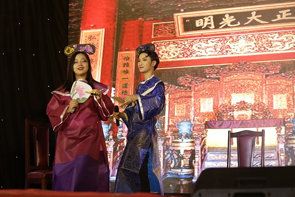 Sinh viên Luật “cosplay Diên hi công lược” đón khóa mới - 2
Tiết mục cosplay Diên hi công lược thực sự đã khuấy động không khí đêm nhạc
