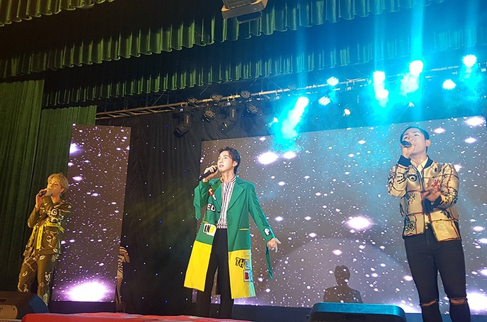 Sinh viên Luật “cosplay Diên hi công lược” đón khóa mới - 4
3 chàng trai đã mang đến những ca khúc đình đám của mình như Giữ lấy làm gì, Hey girl, Baby Baby, …