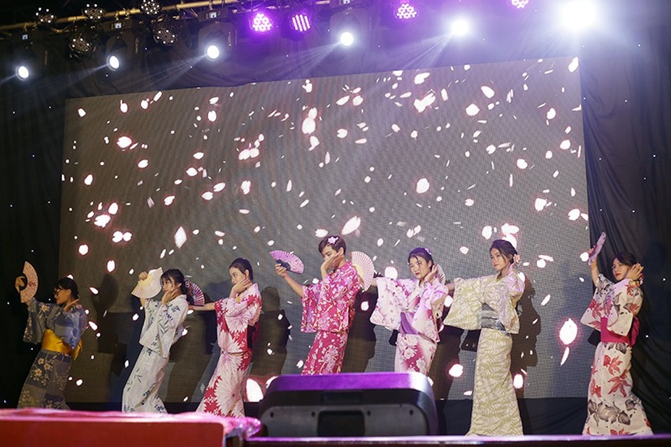 Sinh viên Luật “cosplay Diên hi công lược” đón khóa mới - 8
CLB Sách và hành động & Suzucho Karatedo mang đến bầu không khí đậm chất Nhật