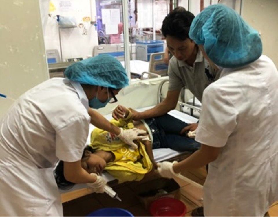 Cứu sống 3 bố con bị ngộ độc do ăn nấm lạ trong vườn nhà - 1 Các bác sỹ tiến hành cấp cứu bệnh nhân bị ngộ độc do ăn nấm lạ
