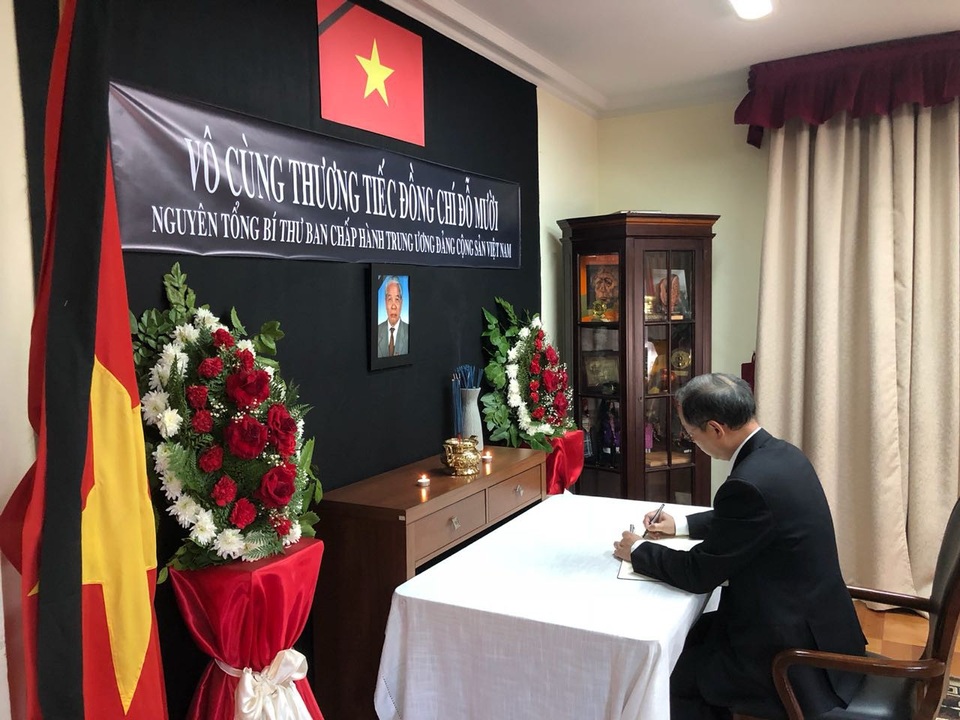 Tổng lãnh sự quán Việt Nam tại Thượng Hải tổ chức viếng nguyên Tổng Bí thư Đỗ Mười - 3 Đại sứ Việt Nam tại Chile ghi sổ tang