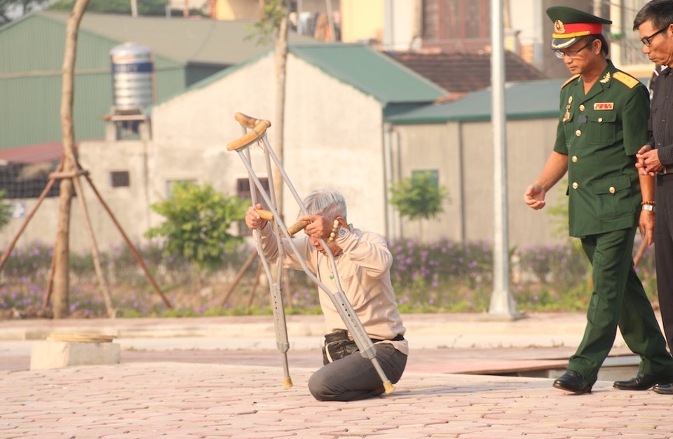 Lễ viếng nguyên Tổng Bí thư Đỗ Mười tại quê nhà ngoại thành Hà Nội - 8
Ông Nguyễn Văn Linh (thôn Đông Trạch, xã Ngũ Hiệp), dù là thương binh nặng, vẫn đến viếng nguyên Tổng Bí thư Đỗ Mười từ sớm. Ông chia sẻ: Khi nghe tin nguyên Tổng Bí thư Đỗ Mười qua đời, tôi muốn đến viếng thật sớm để được thắp nén nhang tri ân ông - người anh, người đồng chí đáng kính.