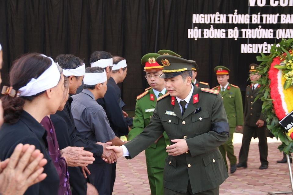 Lễ viếng nguyên Tổng Bí thư Đỗ Mười tại quê nhà ngoại thành Hà Nội - 3
Sau khi thắp nhang và viếng nguyên Tổng Bí thư Đỗ Mười, các đoàn thể chia sẻ nỗi đau thương mất mát với đại diện họ tộc nguyên Tổng Bí thư.