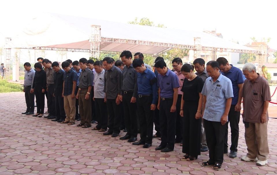 Lễ viếng nguyên Tổng Bí thư Đỗ Mười tại quê nhà ngoại thành Hà Nội - 6
9h30, nhiều đoàn thể tiếp tục xếp hàng vào kính viếng nguyên Tổng Bí thư.