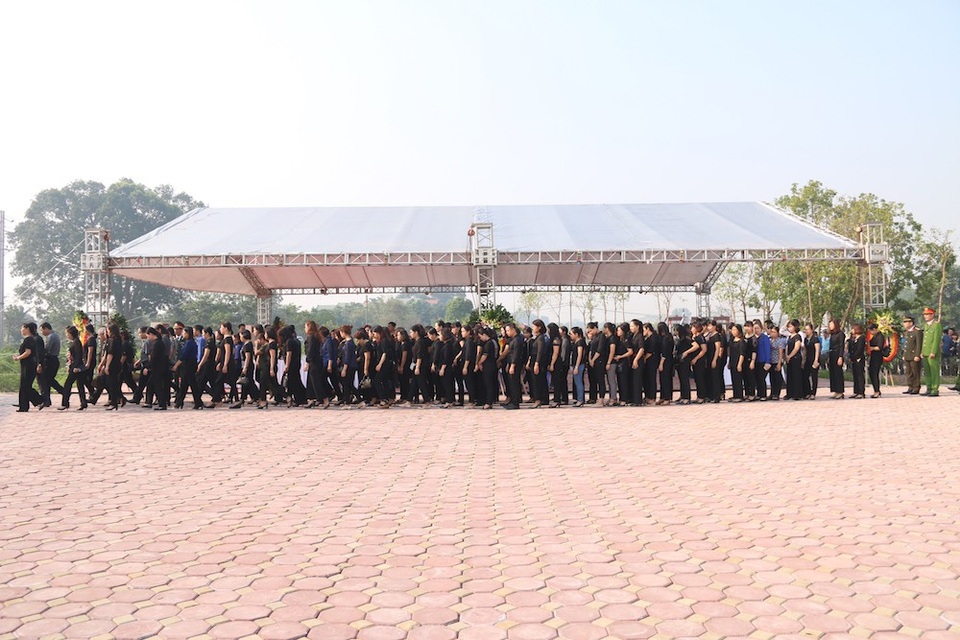 Lễ viếng nguyên Tổng Bí thư Đỗ Mười tại quê nhà ngoại thành Hà Nội - 9
Cán bộ, khối cơ quan đoàn thể huyện Thanh Trì xếp hàng vào viếng nguyên Tổng Bí thư Đỗ Mười.