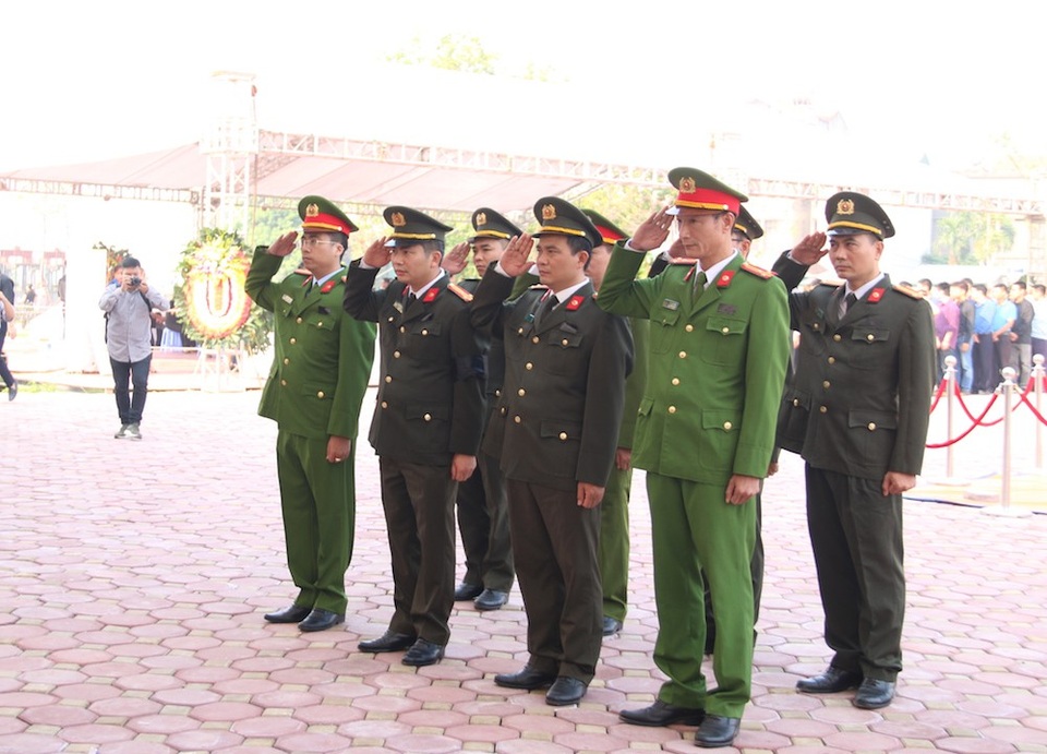 Lễ viếng nguyên Tổng Bí thư Đỗ Mười tại quê nhà ngoại thành Hà Nội - 2
Đoàn Lãnh đạo Công an huyện Thanh Trì vào viếng nguyên Tổng Bí thư Đỗ Mười từ sáng sớm.