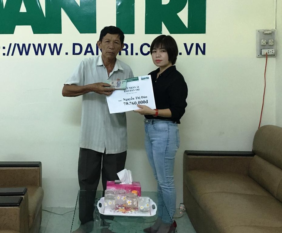 Bạn đọc giúp người phụ nữ nghèo bị khối u ăn hết nửa khuôn mặt hơn 78 triệu đồng - 1 Nhà báo Phạm Tâm trao số tiền gần 80 triệu đồng của bạn đọc báo Dân trí cho ông Trần Văn Gió - chồng bà Đào.